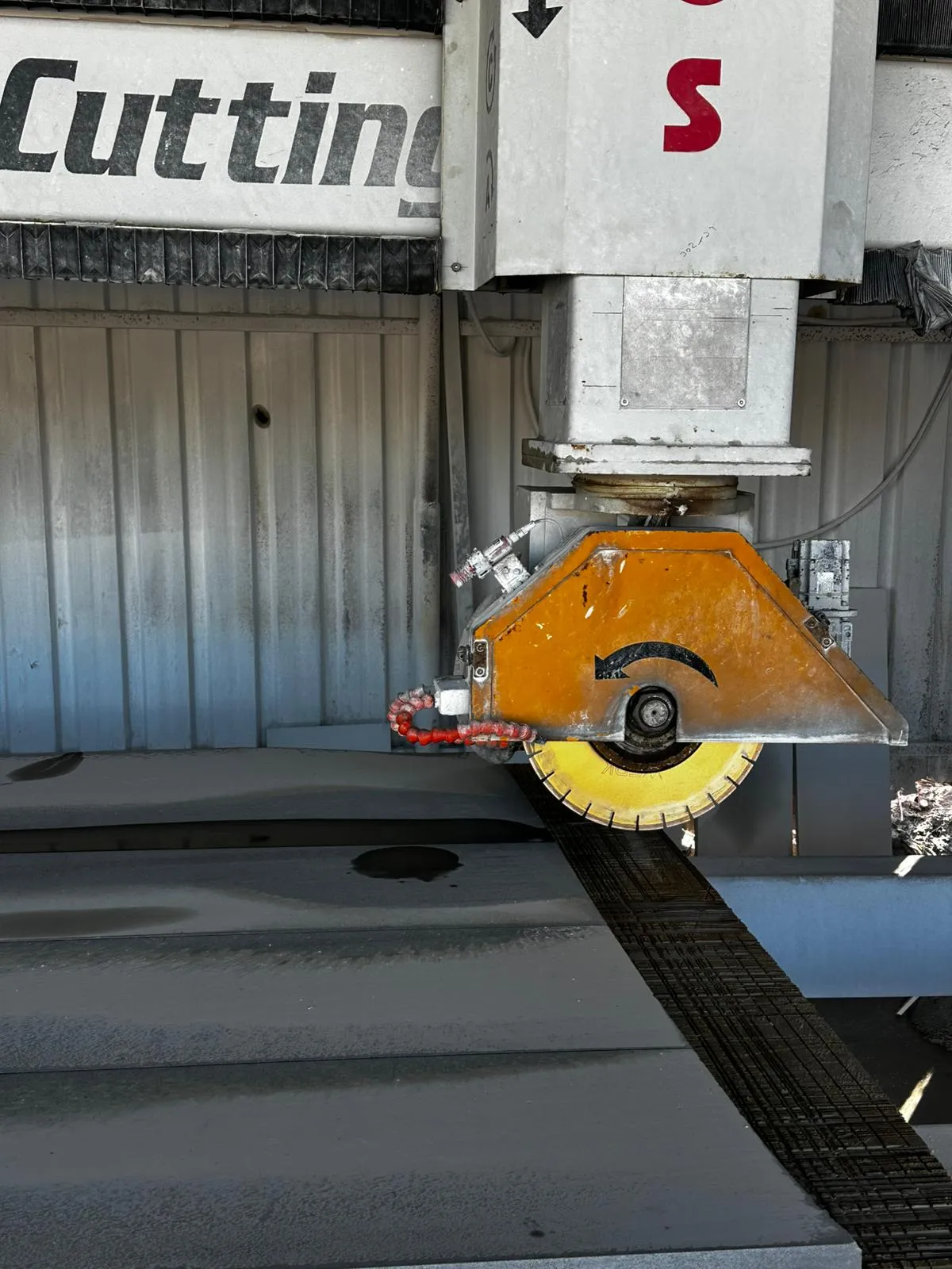 CNC makinesiyle mermer kesim — Miltaş Mermercilik Milas atölyesi
